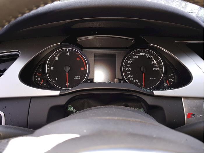 Audi A4 Avant 2.0 TDI 16V Schrottauto (2010, Schwarz)