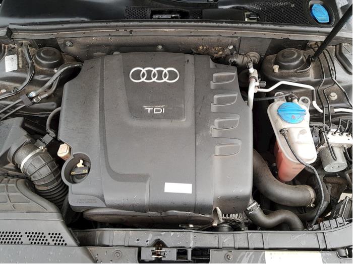 Audi A4 Avant 2.0 TDI 16V Schrottauto (2010, Schwarz)