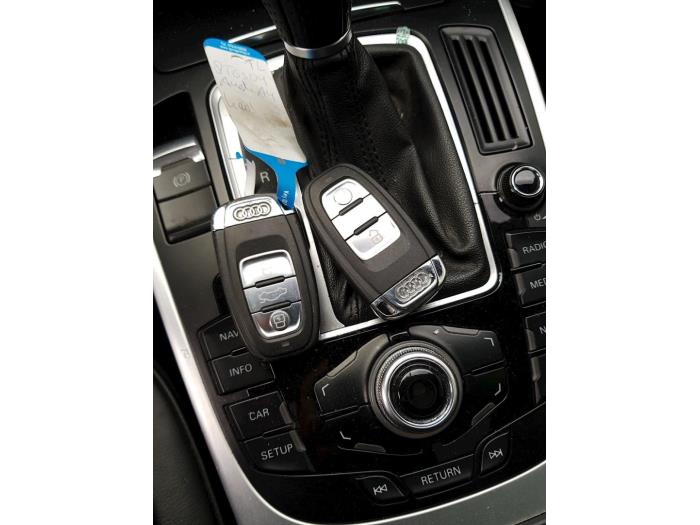 Audi A4 Avant 2.0 TDI 16V Schrottauto (2010, Schwarz)