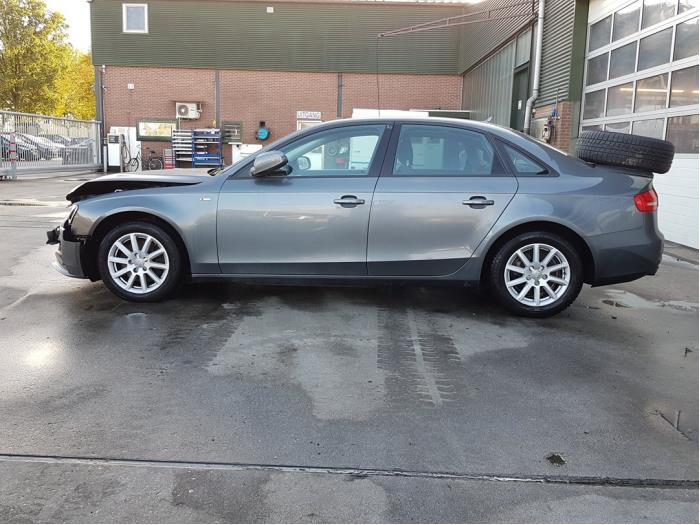 Audi A4 2.0 eTDI 16V Épave (2012, Gris)