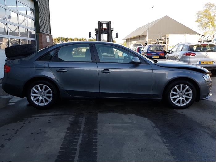 Audi A4 2.0 eTDI 16V Épave (2012, Gris)