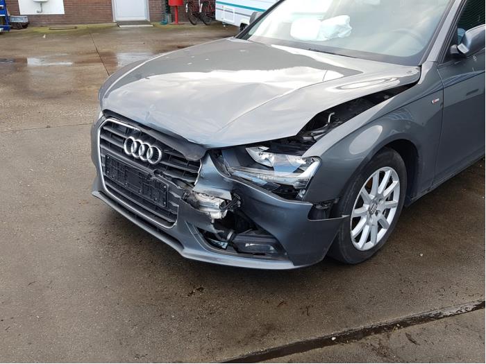 Audi A4 2.0 eTDI 16V Épave (2012, Gris)