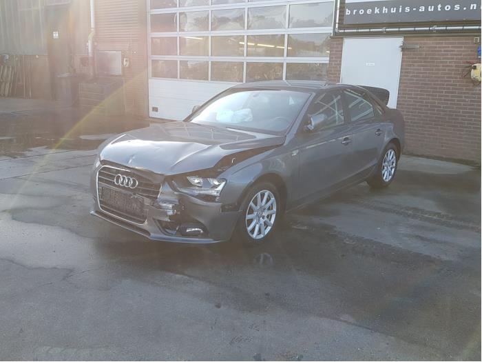 Audi A4 2.0 eTDI 16V Épave (2012, Gris)
