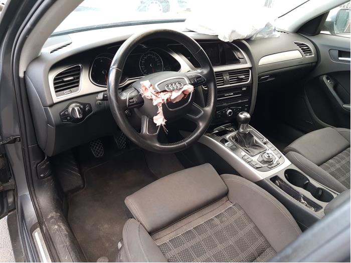 Audi A4 2.0 eTDI 16V Épave (2012, Gris)