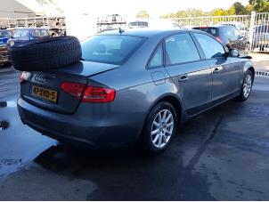 Audi A4 2.0 eTDI 16V Épave (2012, Gris)