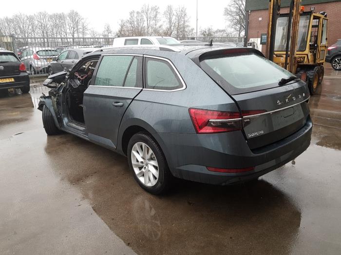 Skoda Superb Combi 2.0 TDI Vehículo de desguace (2020, Gris)