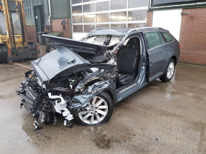 Skoda Superb Combi 2.0 TDI Vehículo de desguace (2020, Gris)