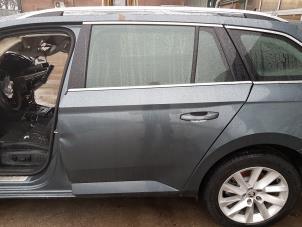 Skoda Superb Combi 2.0 TDI Vehículo de desguace (2020, Gris)