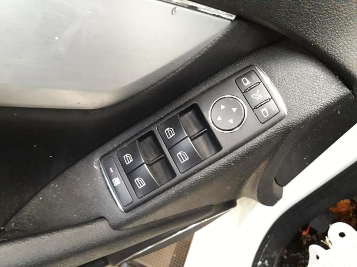 Mercedes C Estate 1.6 C-180K 16V BlueEfficiency Vehículo de desguace (2009, Blanco)