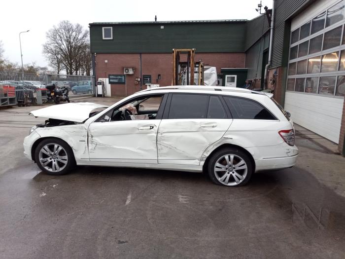 Mercedes C Estate 1.6 C-180K 16V BlueEfficiency Vehículo de desguace (2009, Blanco)