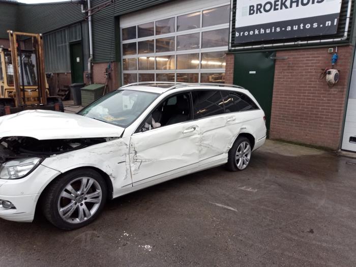 Mercedes C Estate 1.6 C-180K 16V BlueEfficiency Vehículo de desguace (2009, Blanco)