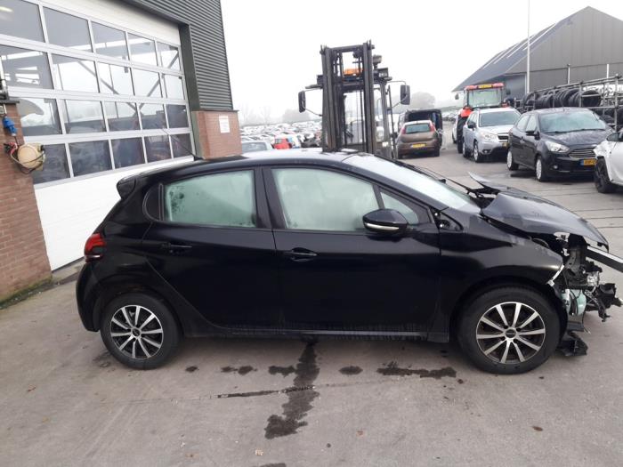 Peugeot 208 I 1.2 Vti 12V PureTech 82 Épave (2016, Noir)
