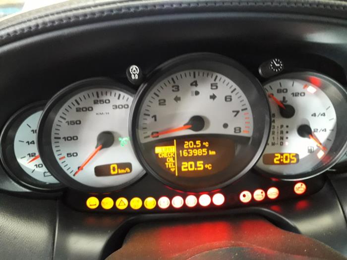 Porsche 911 3.6 Carrera 4 24V Épave (2003, Gris)