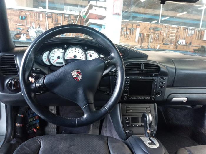 Porsche 911 3.6 Carrera 4 24V Épave (2003, Gris)