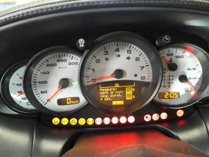 Porsche 911 3.6 Carrera 4 24V Épave (2003, Gris)