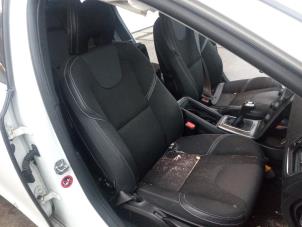 Volvo V40 2.0 D2 16V Épave (2015, Blanc)