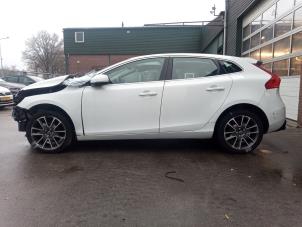 Volvo V40 2.0 D2 16V Épave (2015, Blanc)