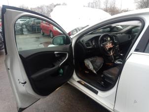 Volvo V40 2.0 D2 16V Épave (2015, Blanc)