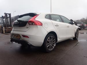 Volvo V40 2.0 D2 16V Épave (2015, Blanc)