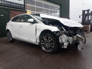 Volvo V40 2.0 D2 16V Épave (2015, Blanc)
