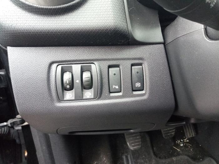 Renault Clio IV 1.5 dCi 90 FAP Épave (2015, Noir)