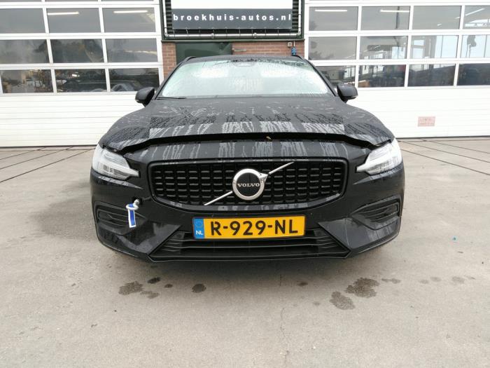Volvo V60 II 2.0 B3 16V Mild Hybrid Épave (2022, Noir)