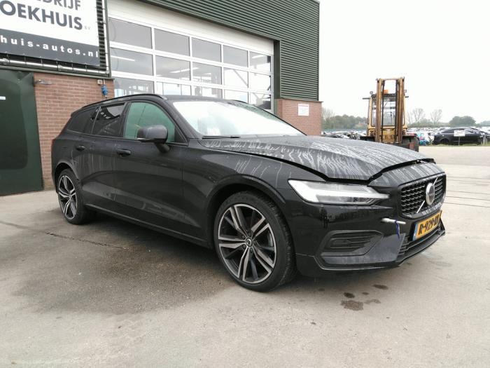 Volvo V60 II 2.0 B3 16V Mild Hybrid Épave (2022, Noir)