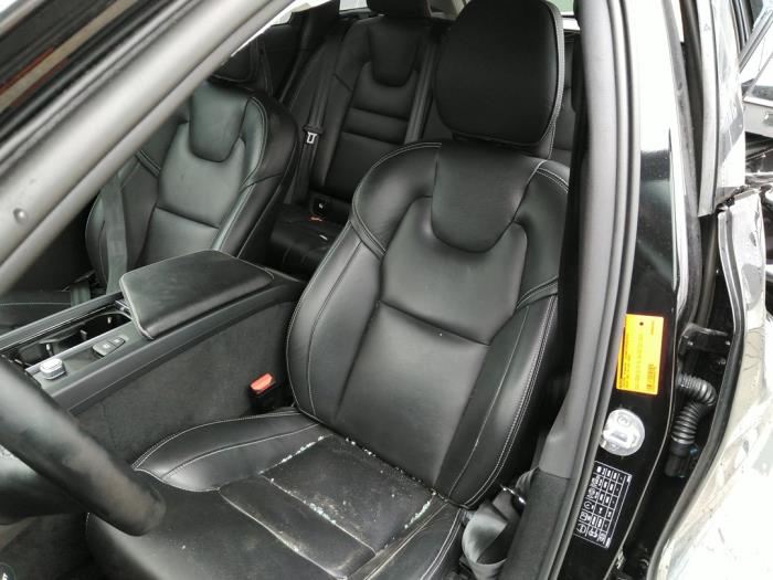 Volvo V60 II 2.0 B3 16V Mild Hybrid Épave (2022, Noir)
