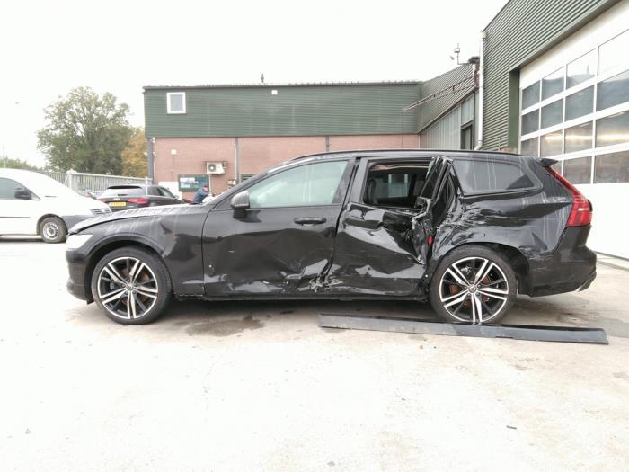 Volvo V60 II 2.0 B3 16V Mild Hybrid Épave (2022, Noir)