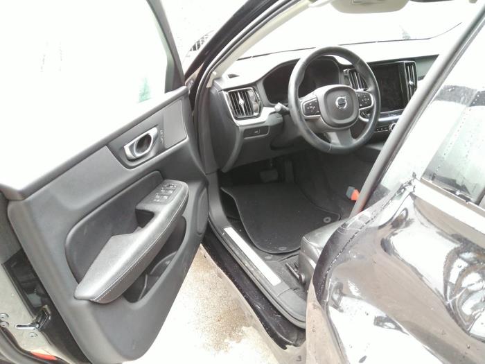 Volvo V60 II 2.0 B3 16V Mild Hybrid Épave (2022, Noir)