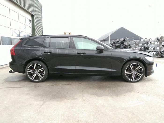 Volvo V60 II 2.0 B3 16V Mild Hybrid Épave (2022, Noir)