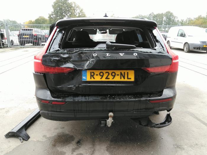 Volvo V60 II 2.0 B3 16V Mild Hybrid Épave (2022, Noir)