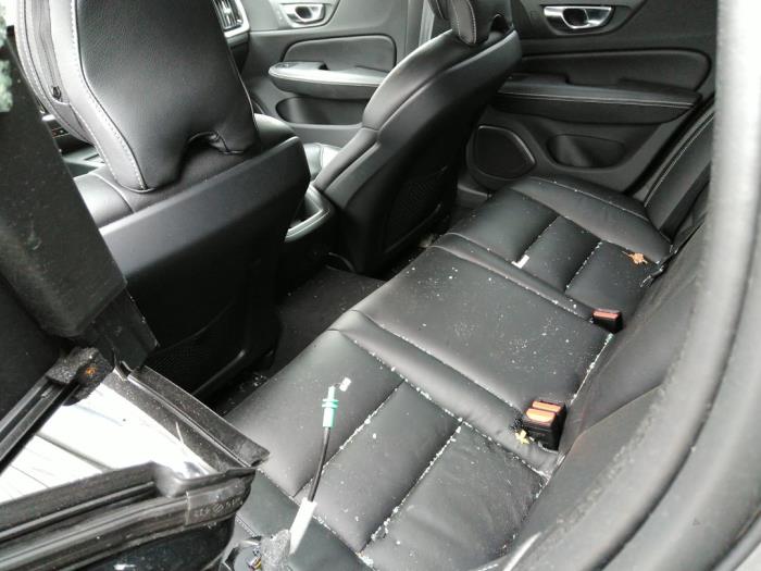Volvo V60 II 2.0 B3 16V Mild Hybrid Épave (2022, Noir)