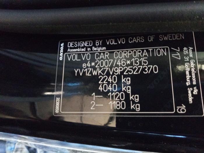 Volvo V60 II 2.0 B3 16V Mild Hybrid Épave (2022, Noir)