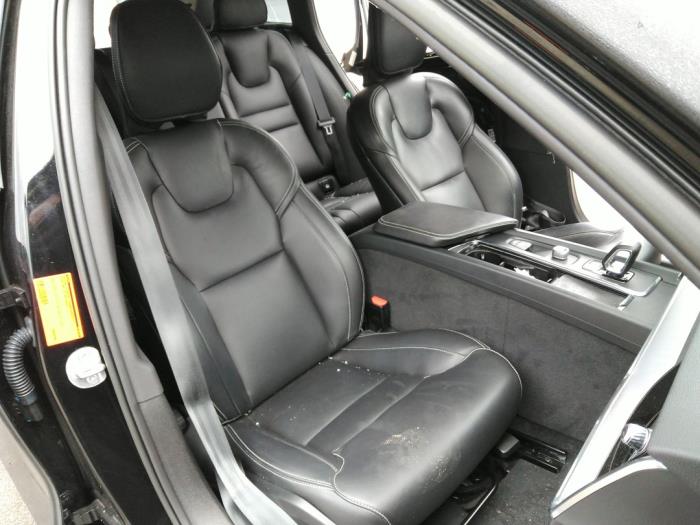 Volvo V60 II 2.0 B3 16V Mild Hybrid Épave (2022, Noir)