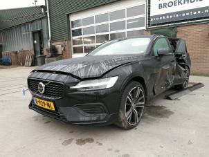 Volvo V60 II 2.0 B3 16V Mild Hybrid Épave (2022, Noir)