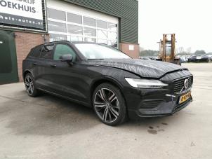 Volvo V60 II 2.0 B3 16V Mild Hybrid Épave (2022, Noir)