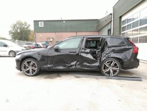 Volvo V60 II 2.0 B3 16V Mild Hybrid Épave (2022, Noir)