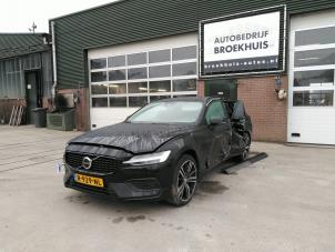 Volvo V60 II 2.0 B3 16V Mild Hybrid Épave (2022, Noir)