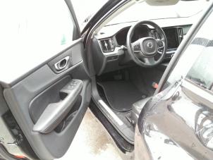 Volvo V60 II 2.0 B3 16V Mild Hybrid Épave (2022, Noir)