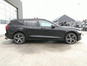 Volvo V60 II 2.0 B3 16V Mild Hybrid Épave (2022, Noir)