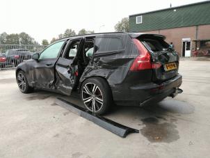 Volvo V60 II 2.0 B3 16V Mild Hybrid Épave (2022, Noir)