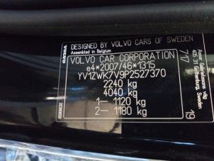 Volvo V60 II 2.0 B3 16V Mild Hybrid Épave (2022, Noir)