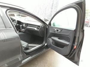 Volvo V60 II 2.0 B3 16V Mild Hybrid Épave (2022, Noir)