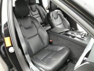 Volvo V60 II 2.0 B3 16V Mild Hybrid Épave (2022, Noir)