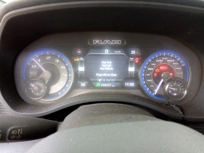 Dodge 1500 Crew Cab 5.7 Hemi V8 4x4 Épave (2021, Noir)
