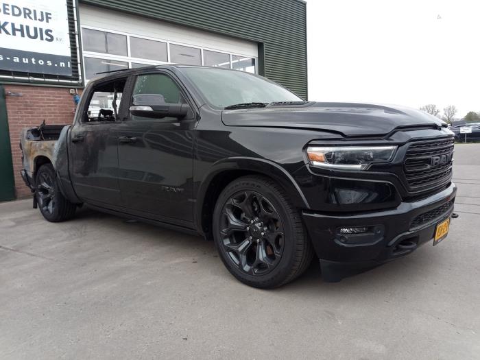 Dodge 1500 Crew Cab 5.7 Hemi V8 4x4 Épave (2021, Noir)