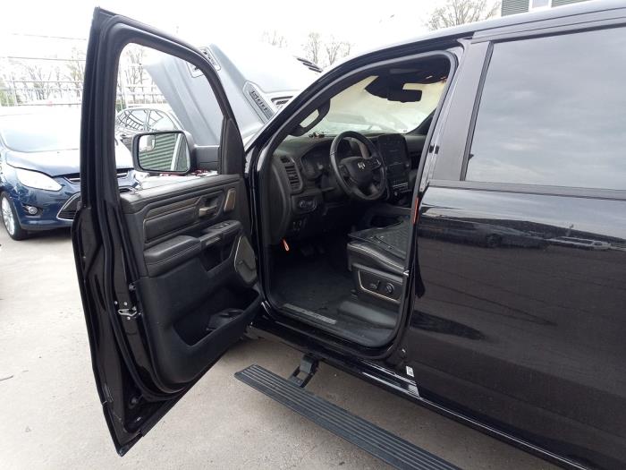 Dodge 1500 Crew Cab 5.7 Hemi V8 4x4 Épave (2021, Noir)