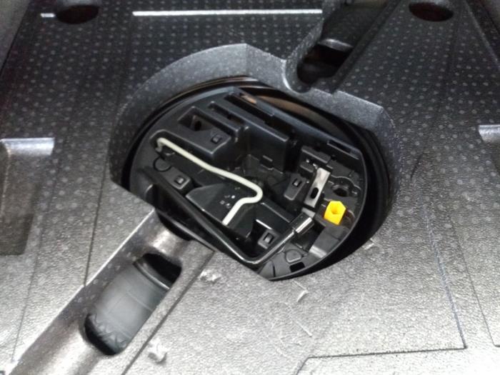 Peugeot 308 SW 1.2 12V e-THP PureTech 130 Vehículo de desguace (2018, Gris)