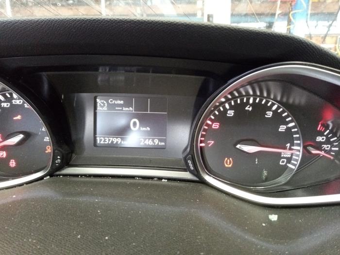 Peugeot 308 SW 1.2 12V e-THP PureTech 130 Vehículo de desguace (2018, Gris)